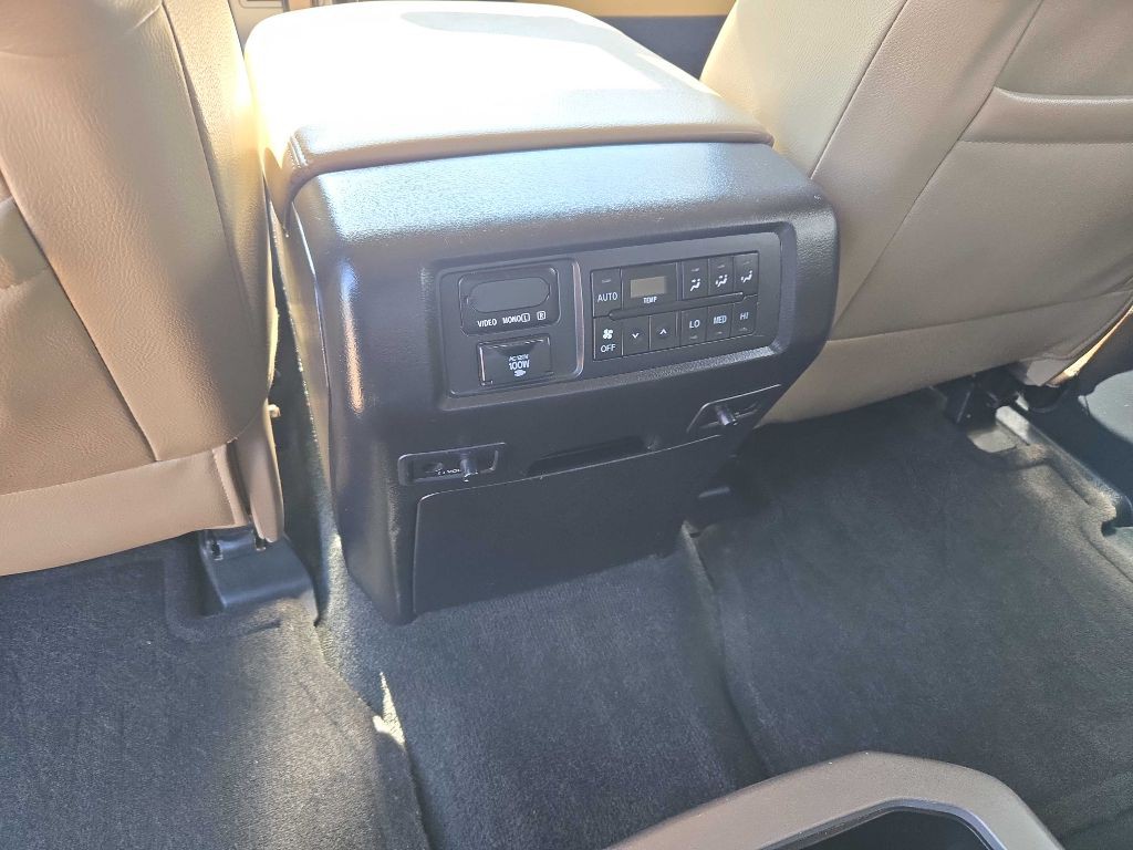 2014 Toyota Sequoia Image 17