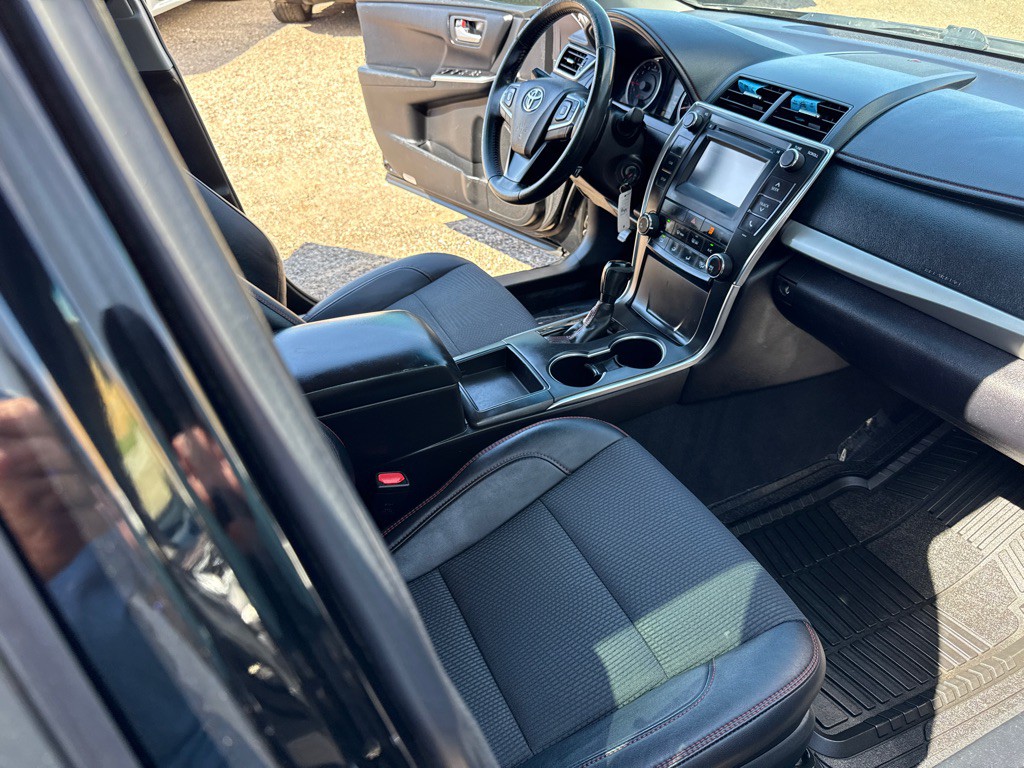 2017 Toyota Camry Image 11