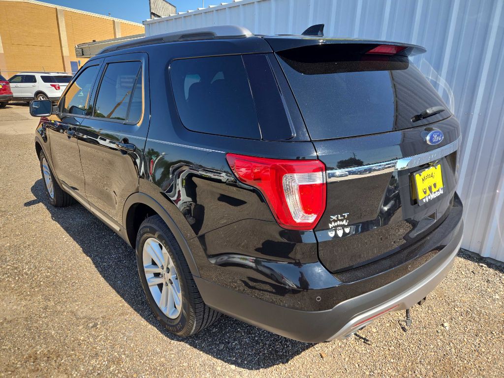 2017 Ford Explorer Image 2