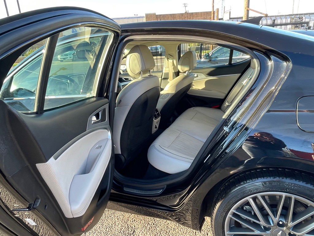 2019 Genesis G70 Image 9