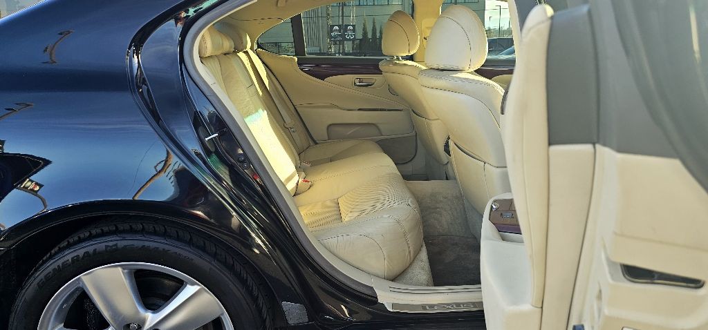 2010 Lexus LS 460 Image 11
