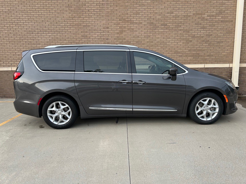 2017 Chrysler Pacifica Image 3