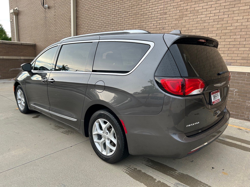 2017 Chrysler Pacifica Image 5