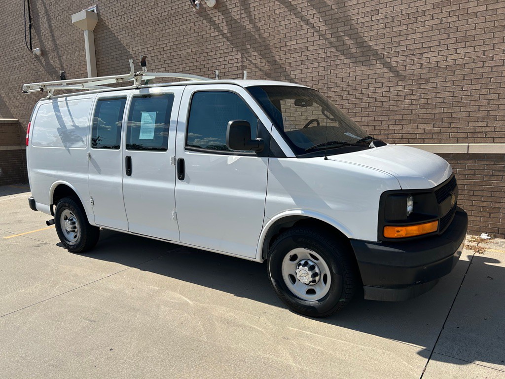 2017 Chevrolet Express Image 3