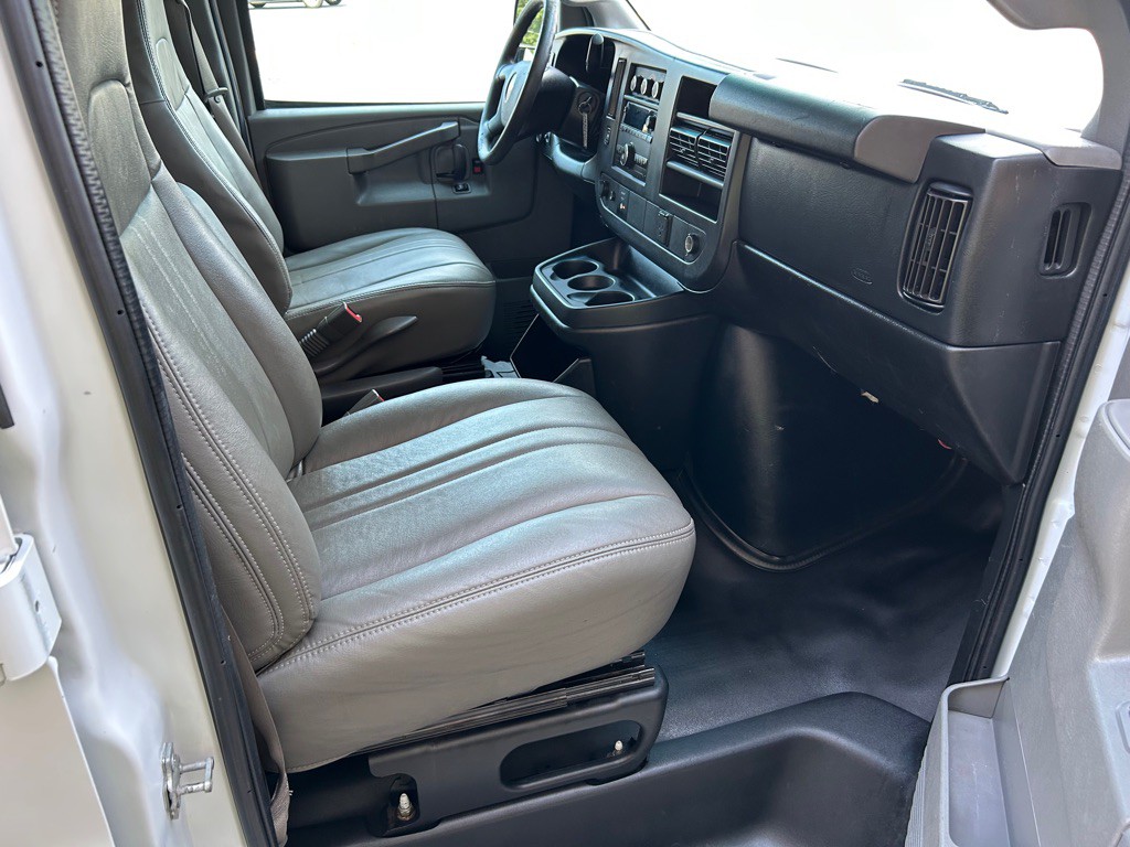 2017 Chevrolet Express Image 17