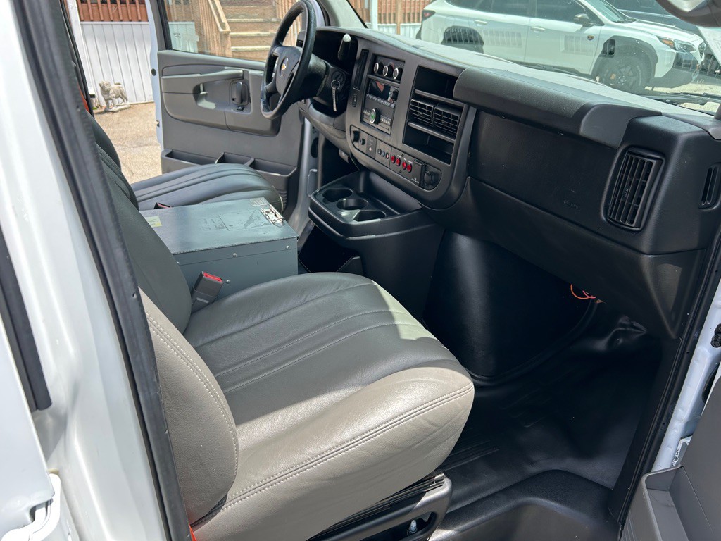 2015 Chevrolet Express Image 18
