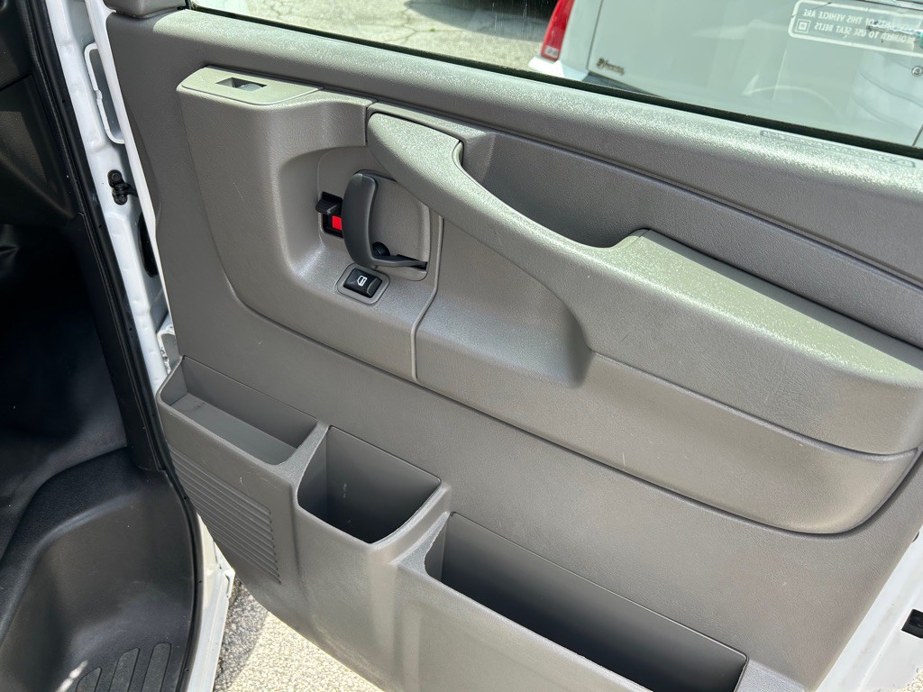 2015 Chevrolet Express Image 19