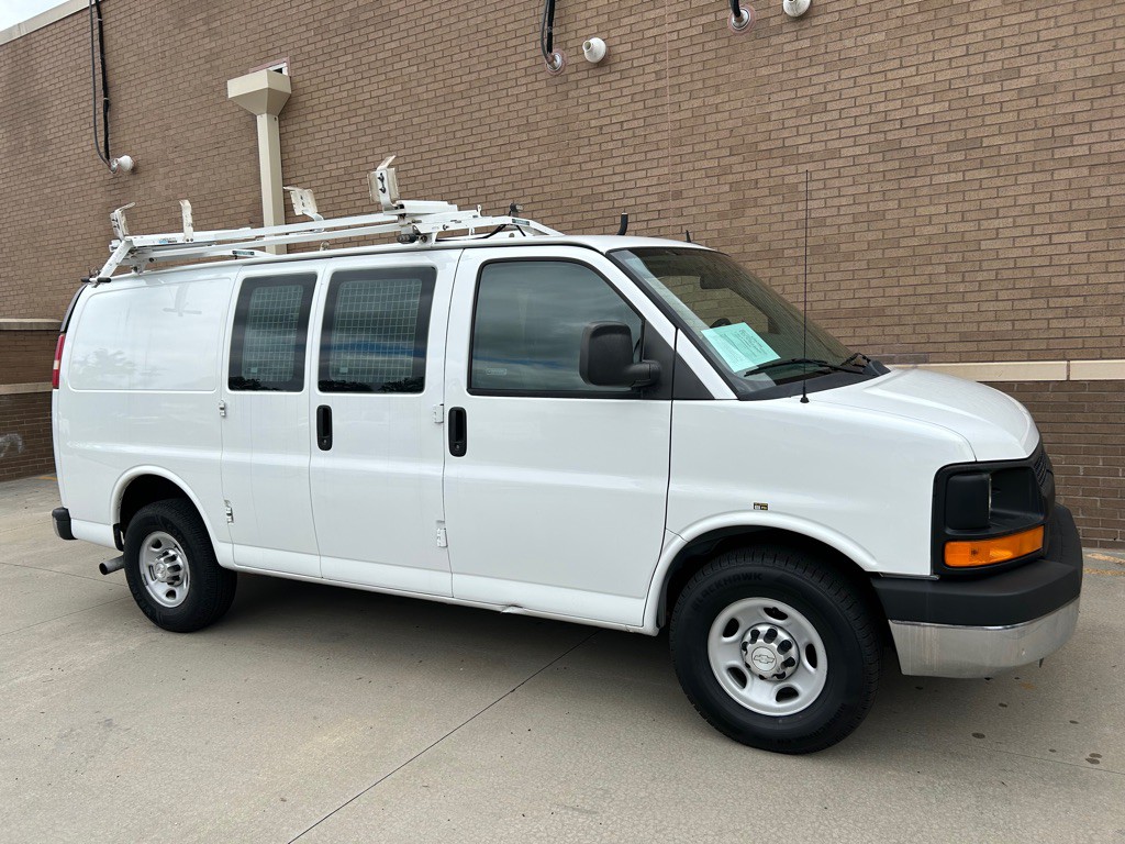 2015 Chevrolet Express Image 1