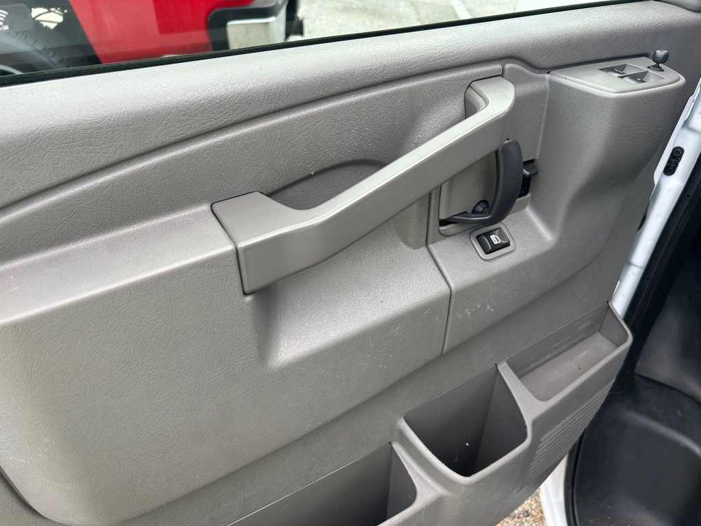 2018 Chevrolet Express Image 16