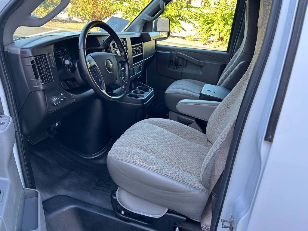 2022 Chevrolet Express Image 15