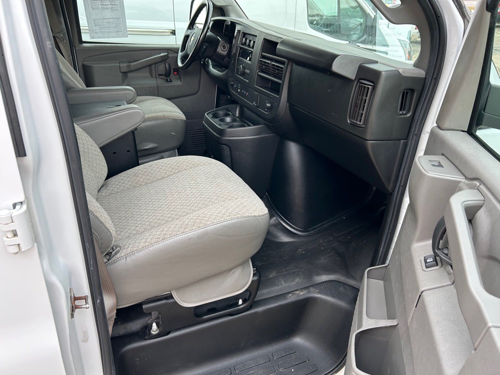 2022 Chevrolet Express Image 18
