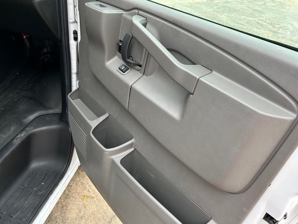 2022 Chevrolet Express Image 19