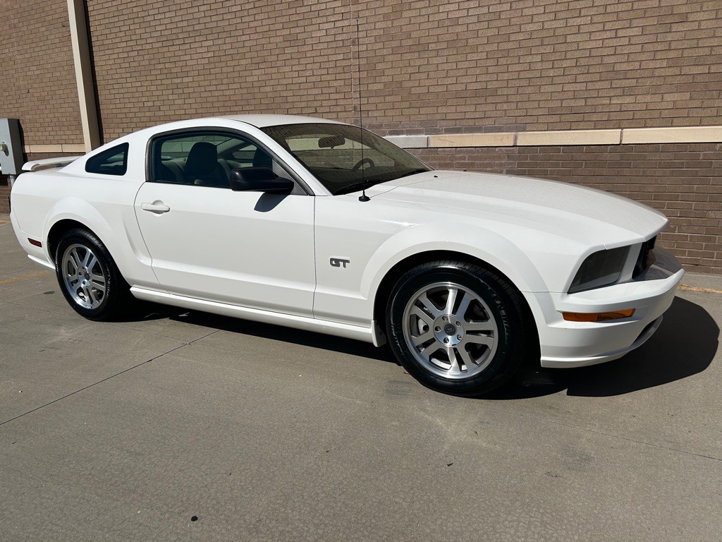 2005 Ford Mustang Image 1