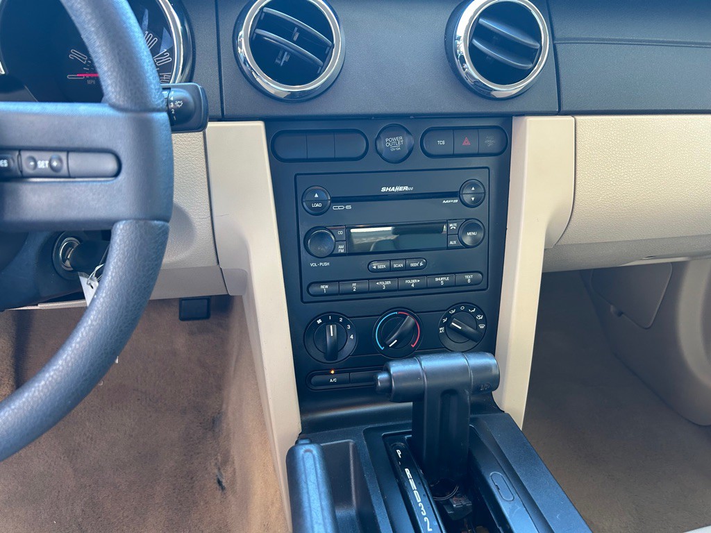 2005 Ford Mustang Image 21