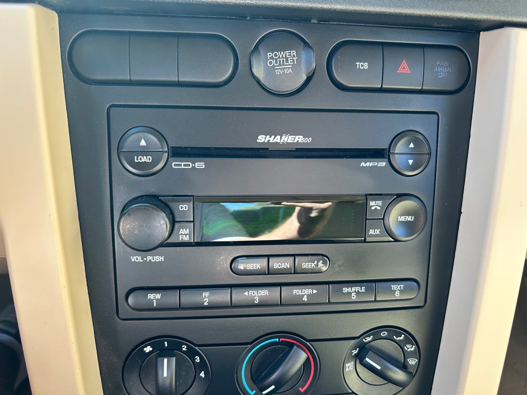 2005 Ford Mustang Image 25