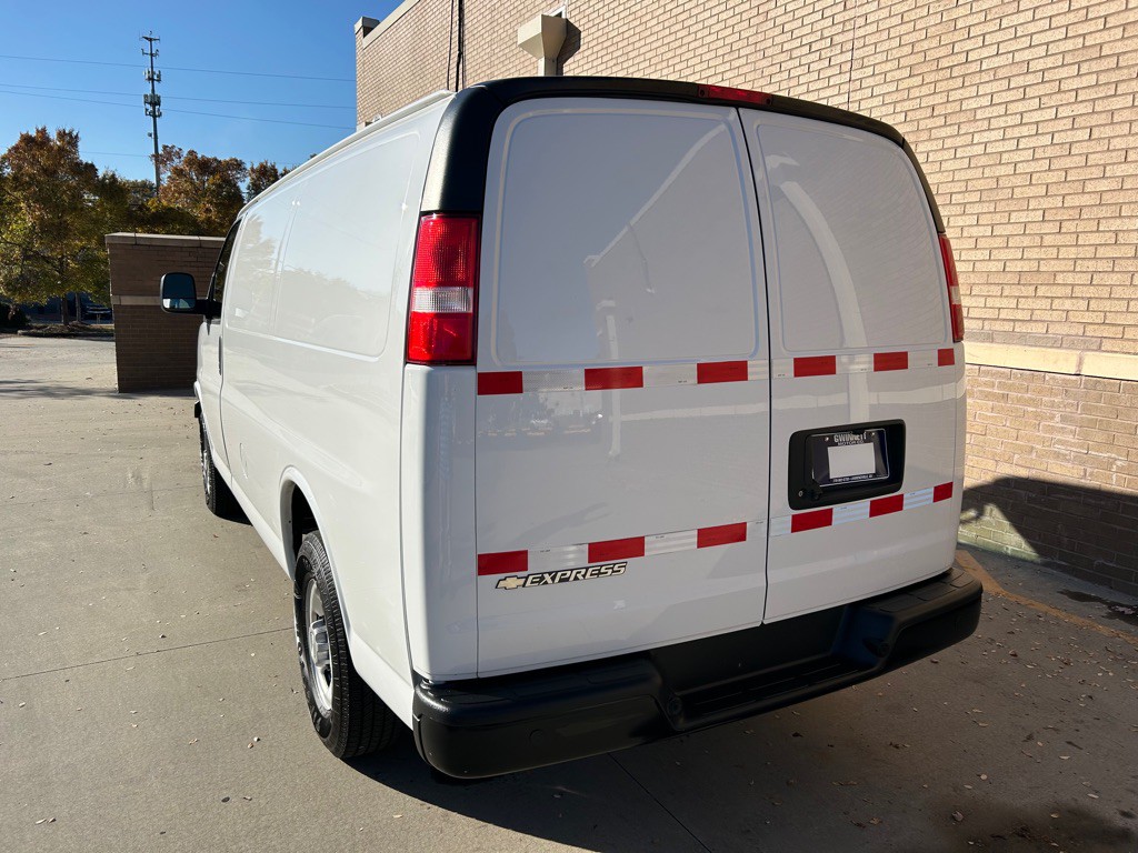 2021 Chevrolet Express Image 10