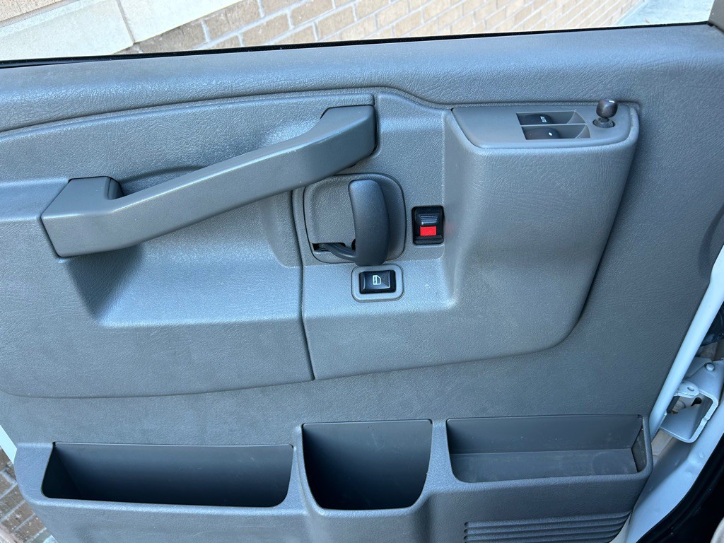 2021 Chevrolet Express Image 12