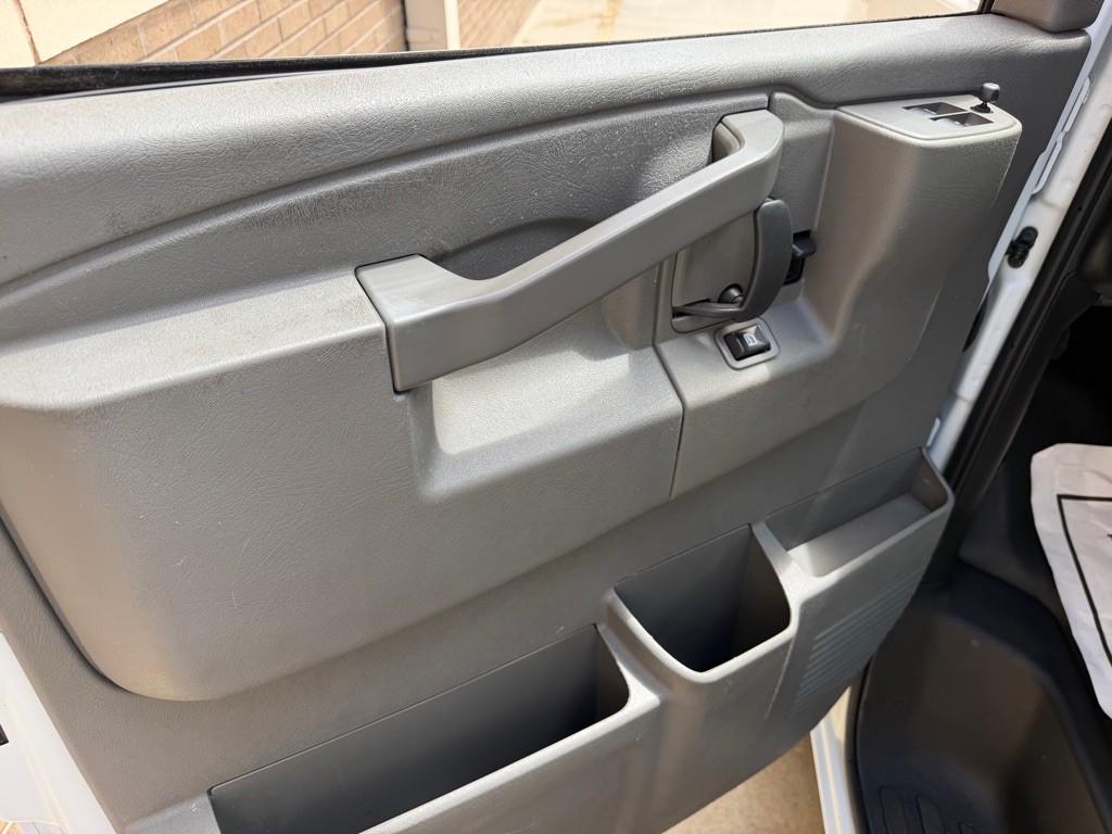 2020 Chevrolet Express Image 17