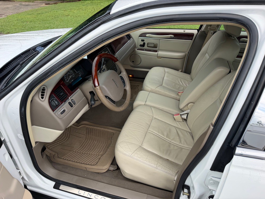 2005 Lincoln Town Car Image 9