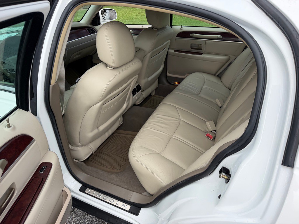 2005 Lincoln Town Car Image 10