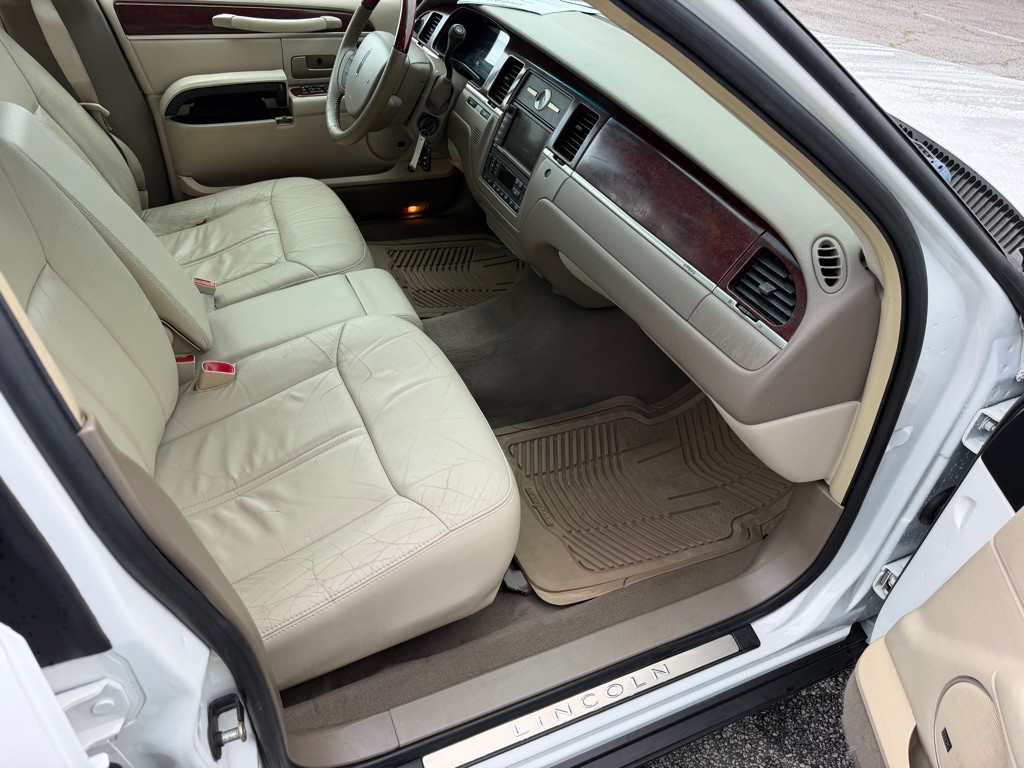 2005 Lincoln Town Car Image 11