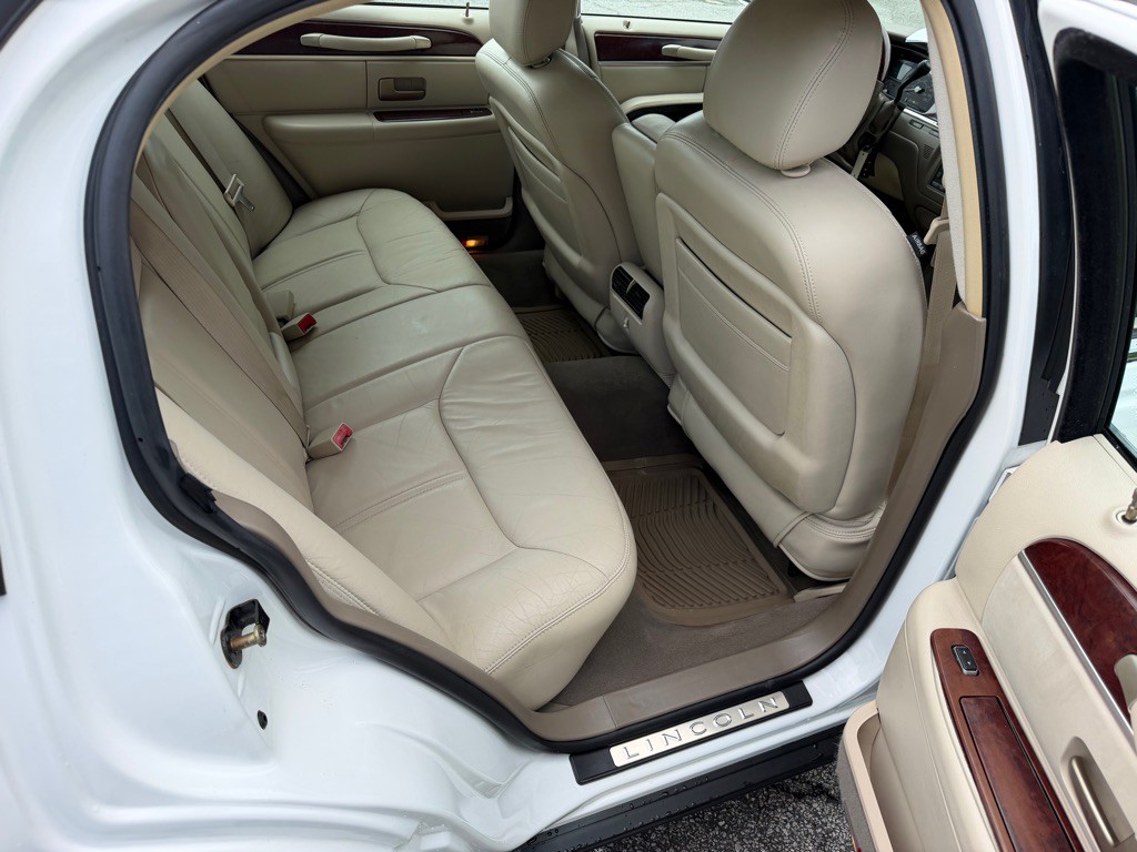 2005 Lincoln Town Car Image 12