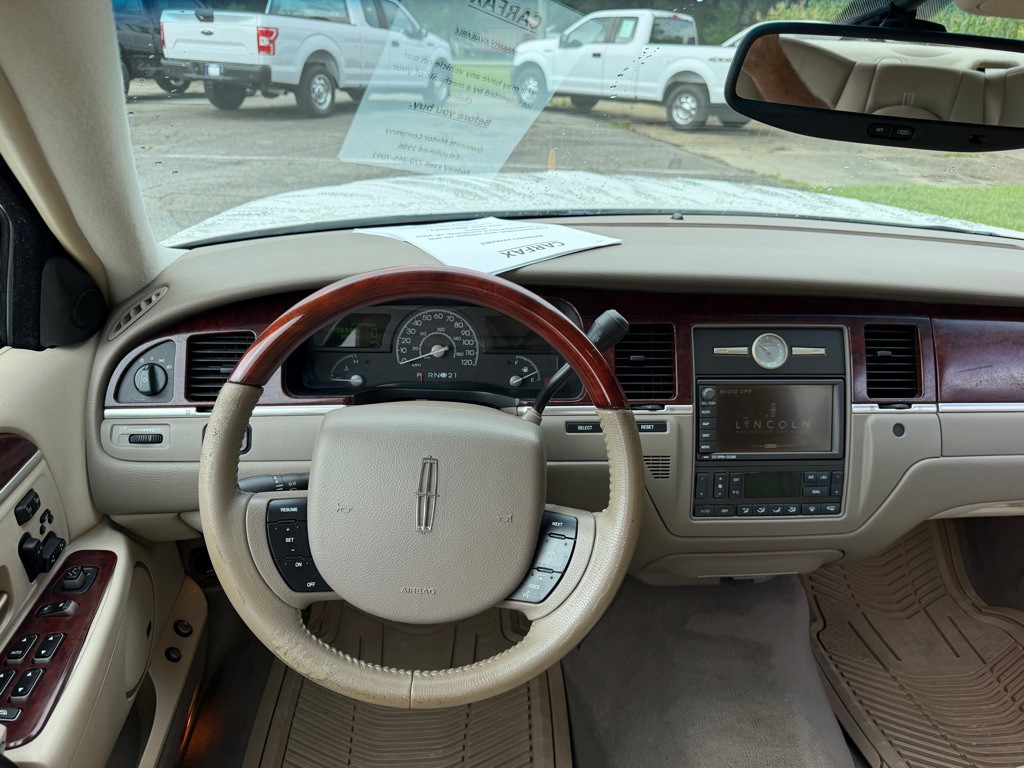 2005 Lincoln Town Car Image 13