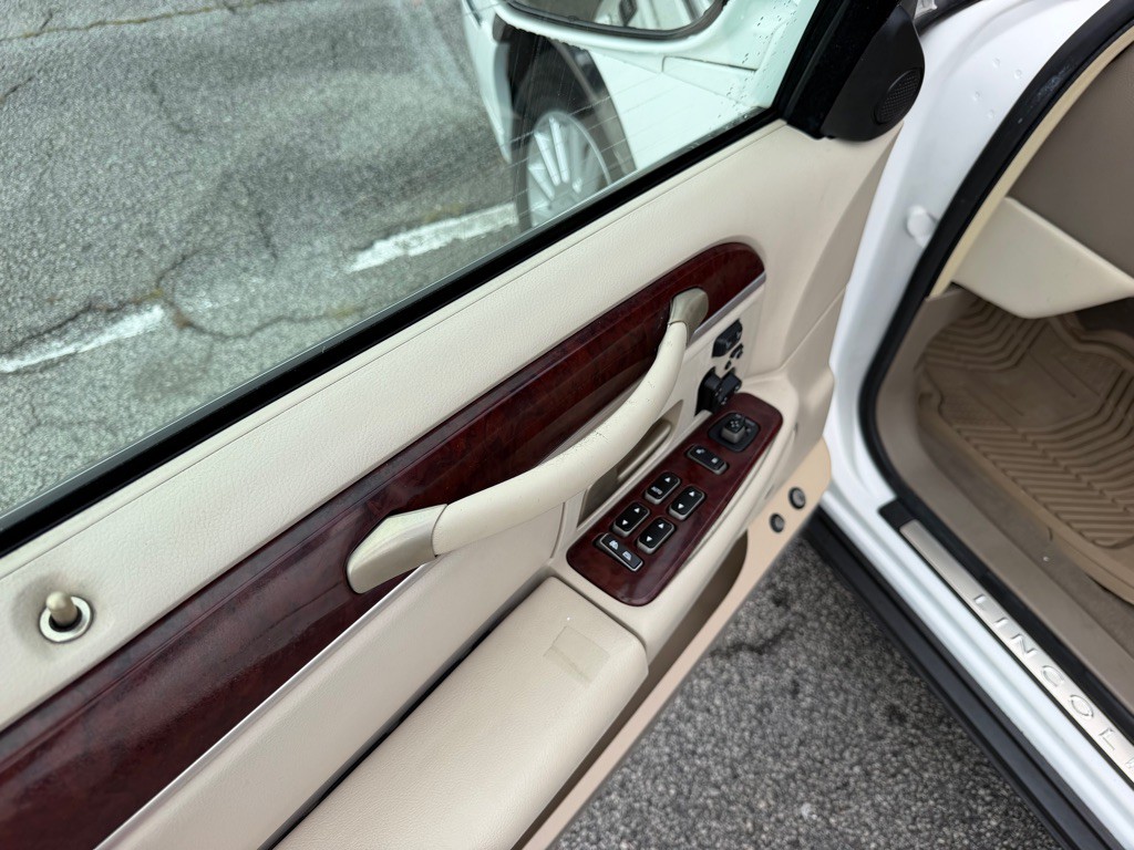 2005 Lincoln Town Car Image 14