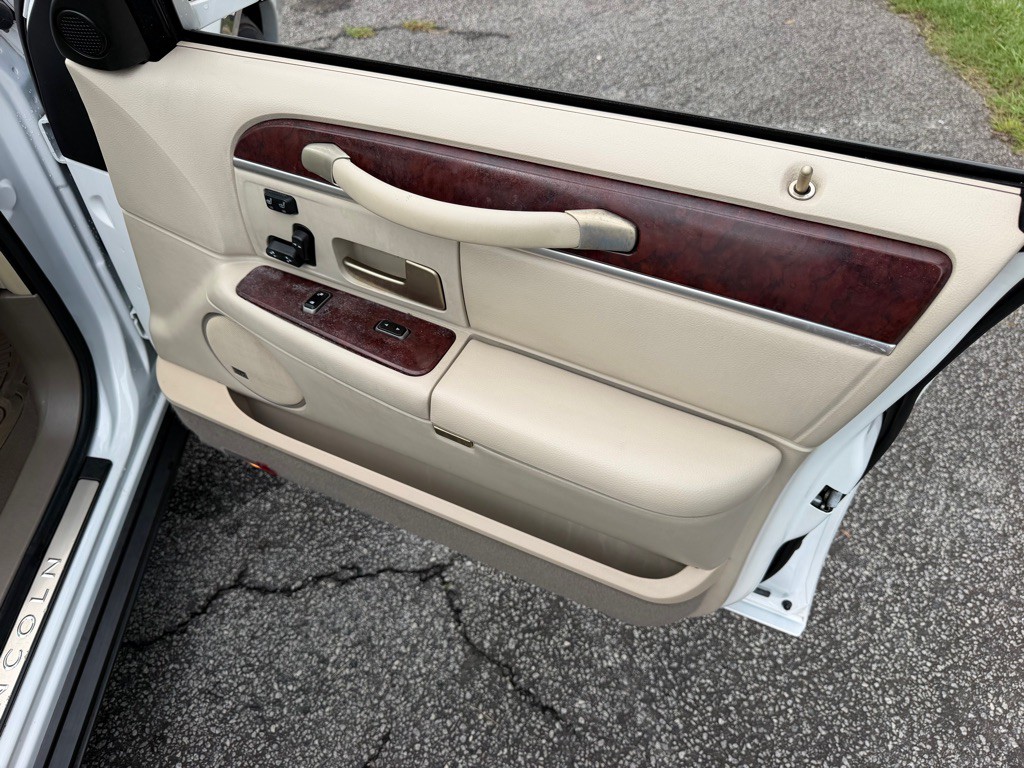 2005 Lincoln Town Car Image 15