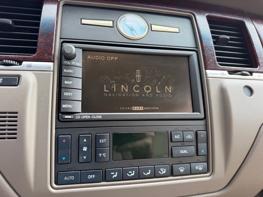 2005 Lincoln Town Car Image 16