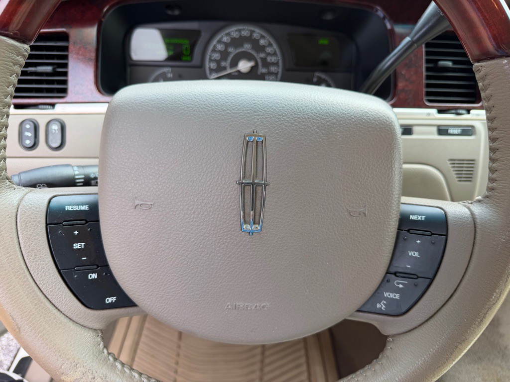 2005 Lincoln Town Car Image 17