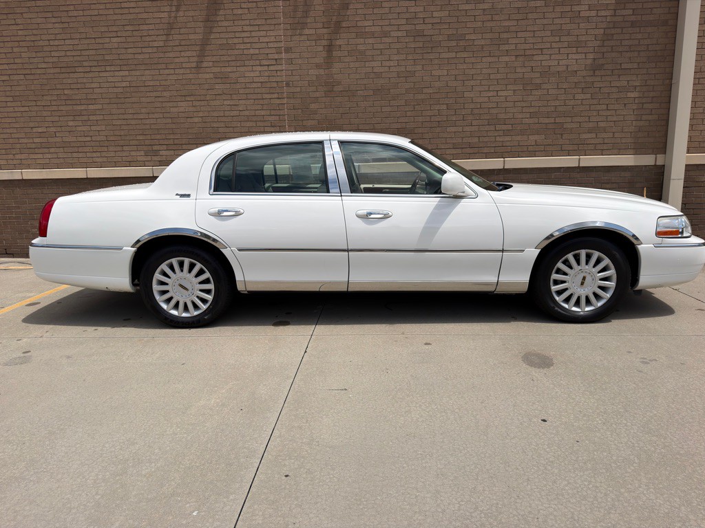2005 Lincoln Town Car Image 25