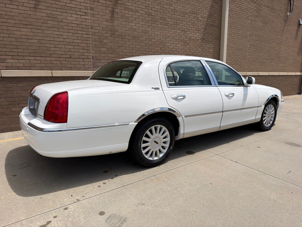 2005 Lincoln Town Car Image 26