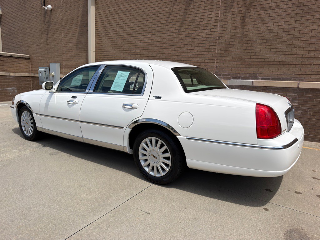 2005 Lincoln Town Car Image 6