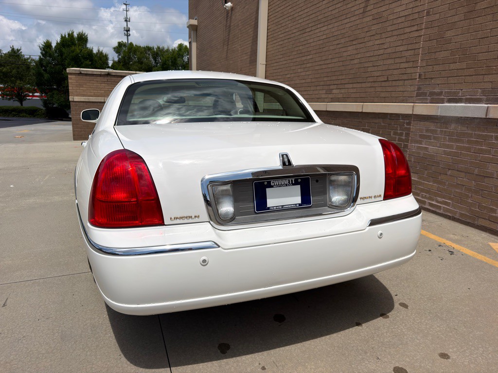 2005 Lincoln Town Car Image 8