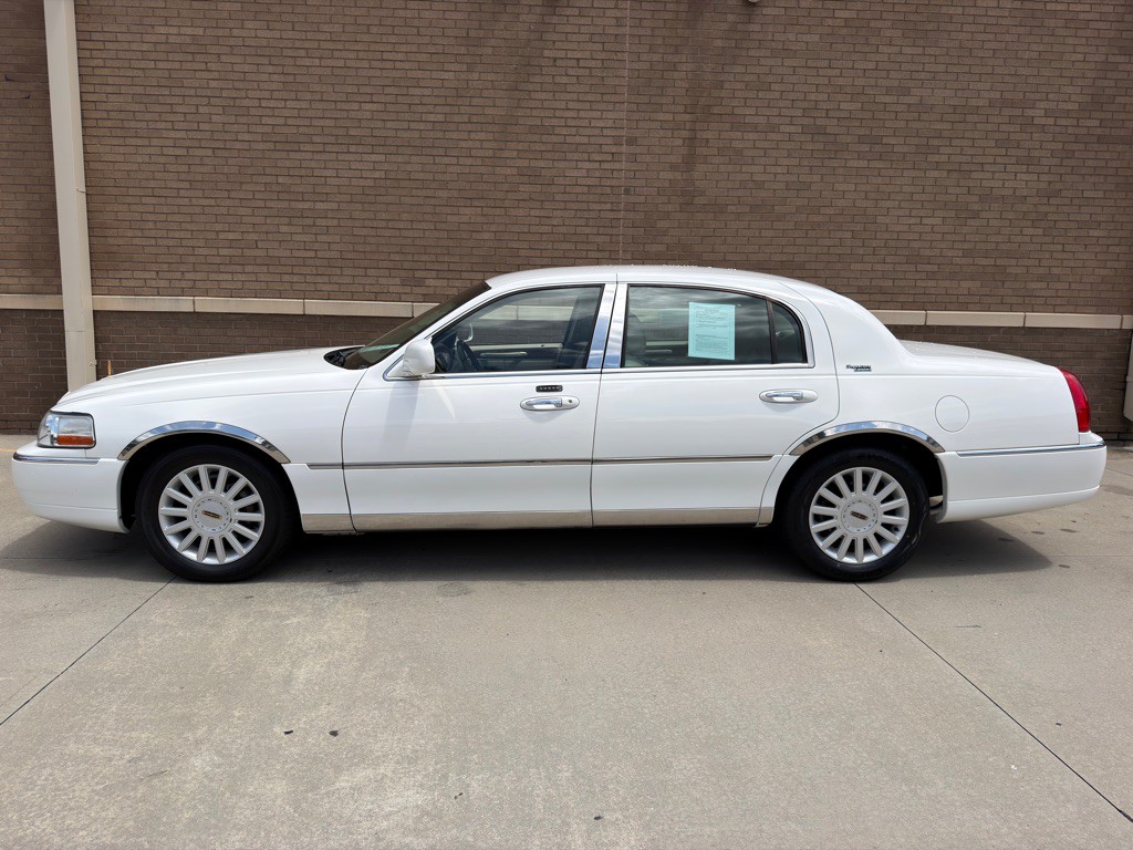 2005 Lincoln Town Car Image 1