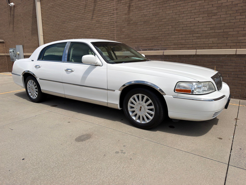 2005 Lincoln Town Car Image 3