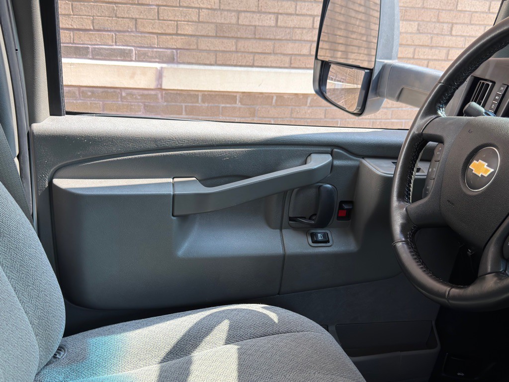 2021 Chevrolet Express Image 20