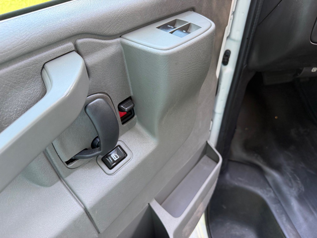 2016 GMC Savana Image 13