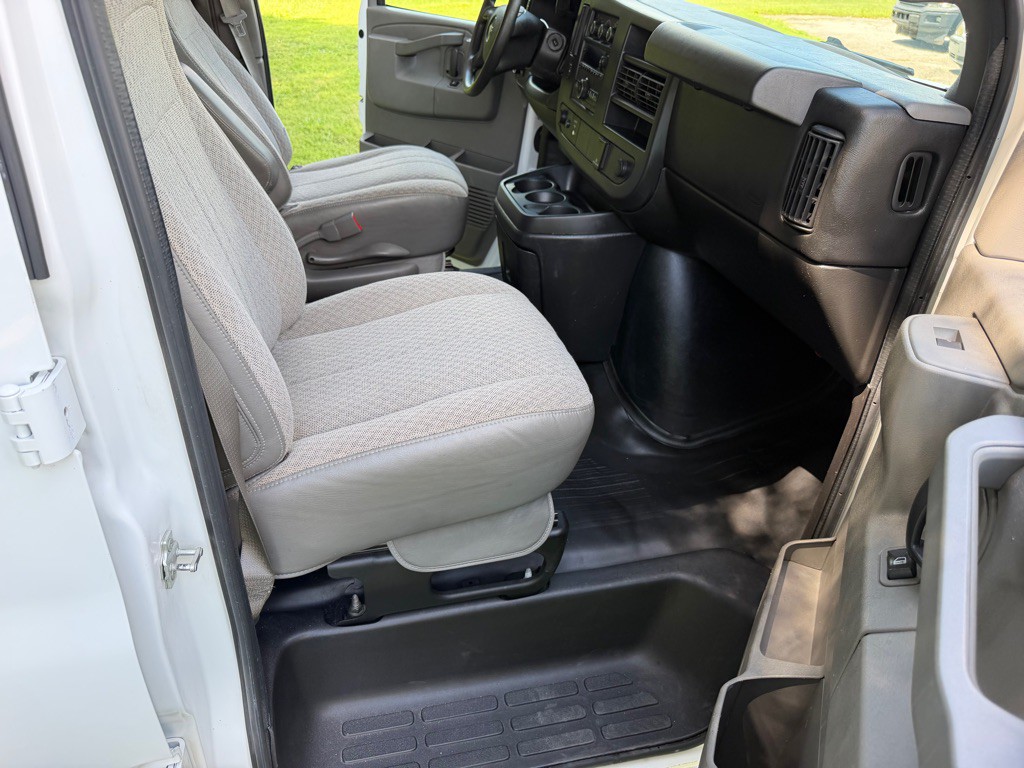 2016 GMC Savana Image 15
