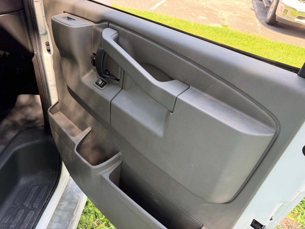 2016 GMC Savana Image 16