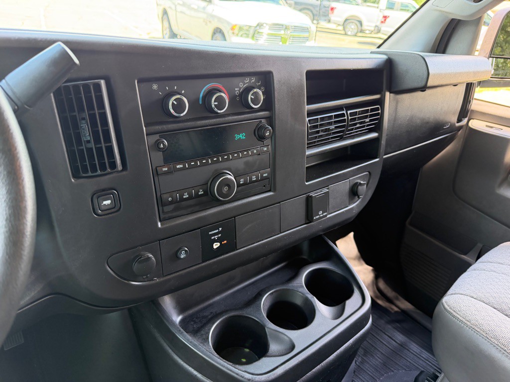 2016 GMC Savana Image 17
