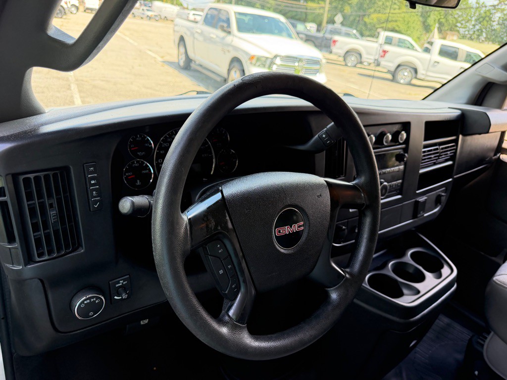2016 GMC Savana Image 18