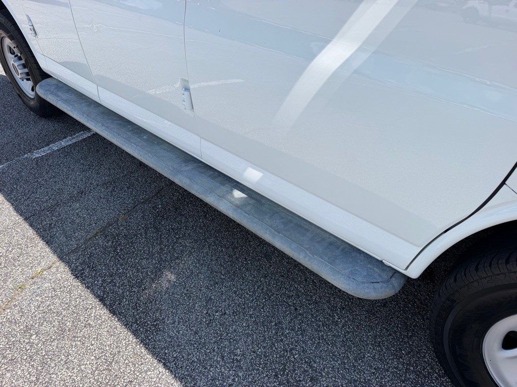 2016 GMC Savana Image 22