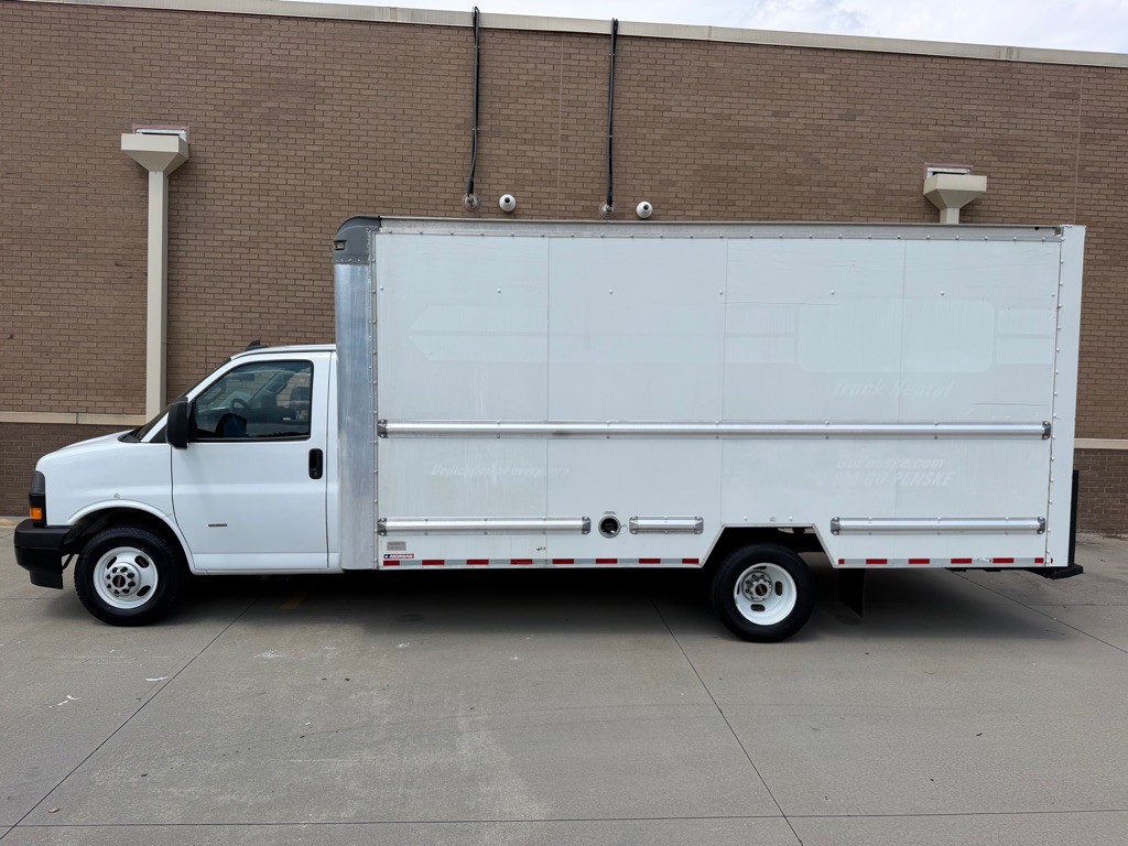 2021 GMC Savana Image 1