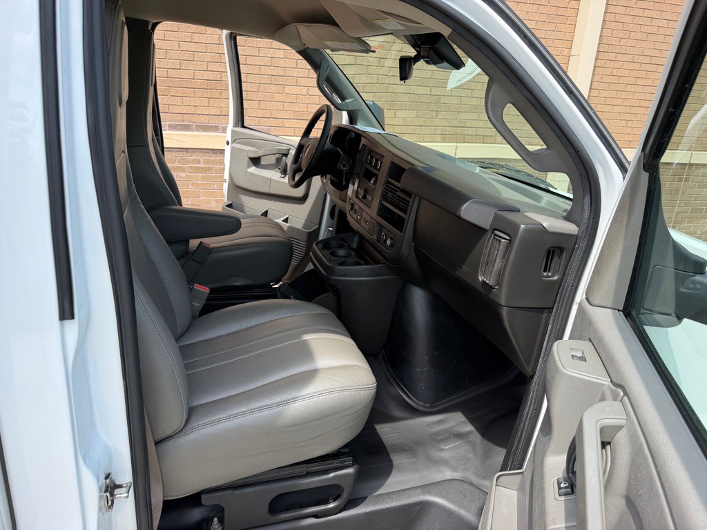 2021 GMC Savana Image 17