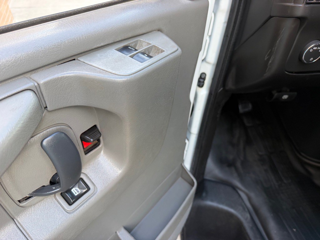 2014 Chevrolet Express Image 13