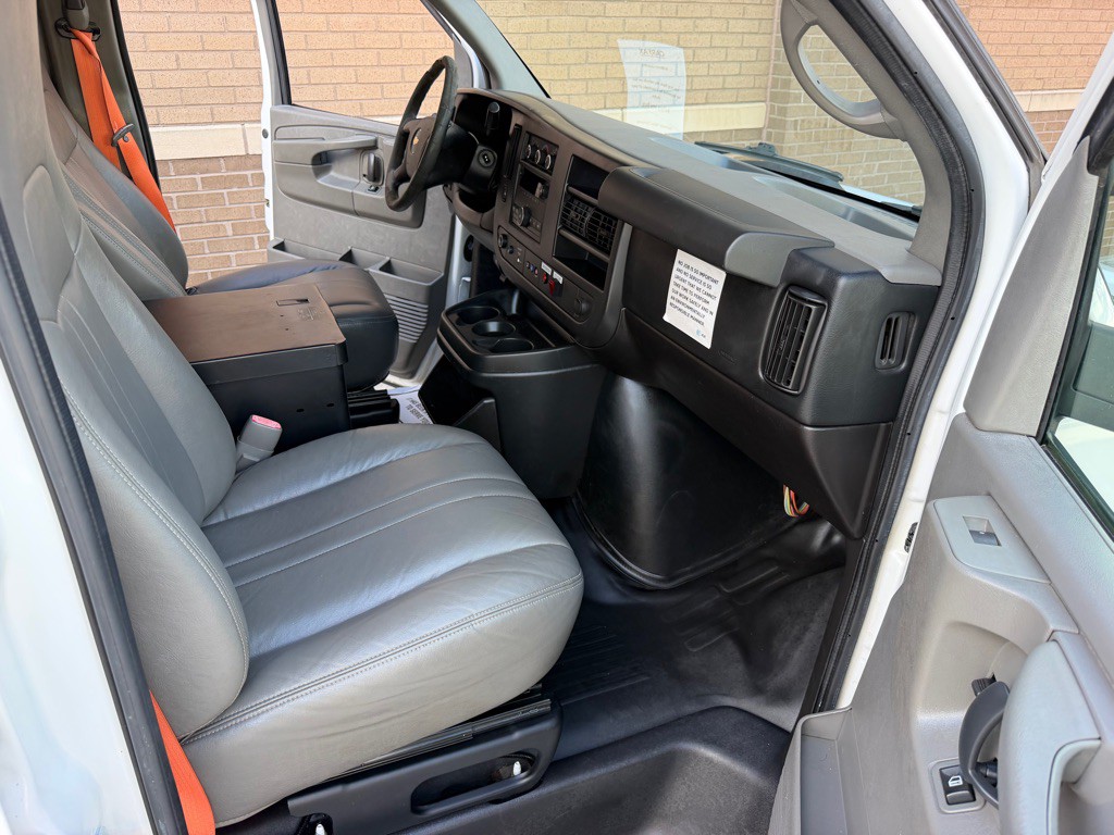 2014 Chevrolet Express Image 17
