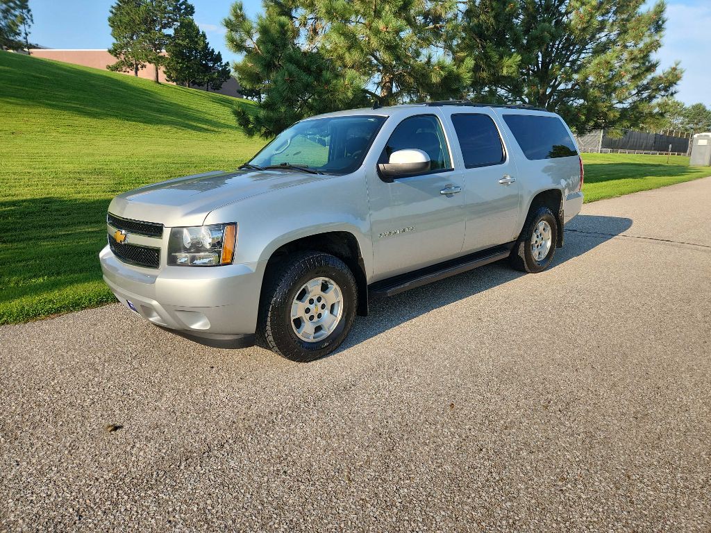 2013 Chevrolet Suburban Image 2