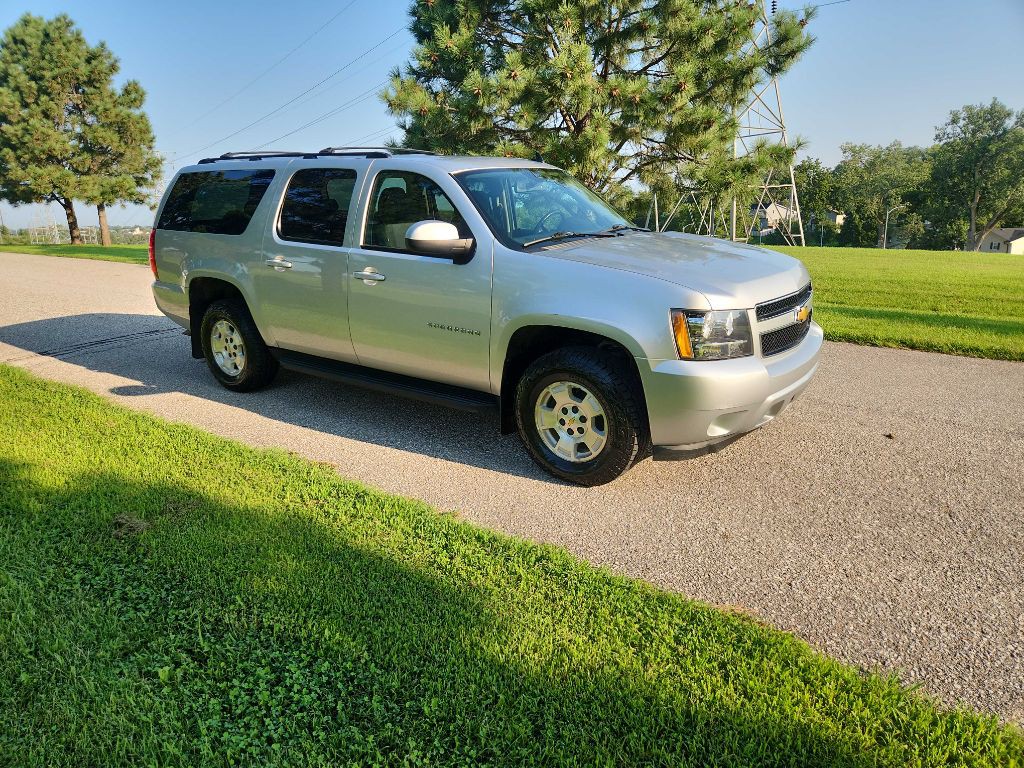 2013 Chevrolet Suburban Image 3